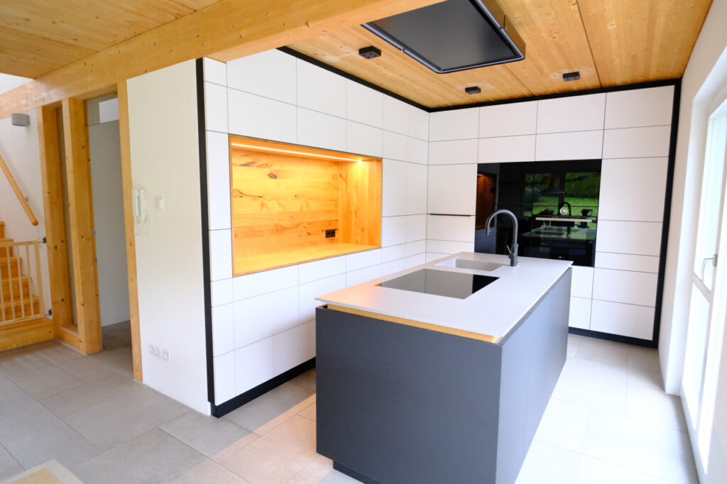 Blick in die neue Küche mit weißer Front und Nische aus Massivholz Eiche